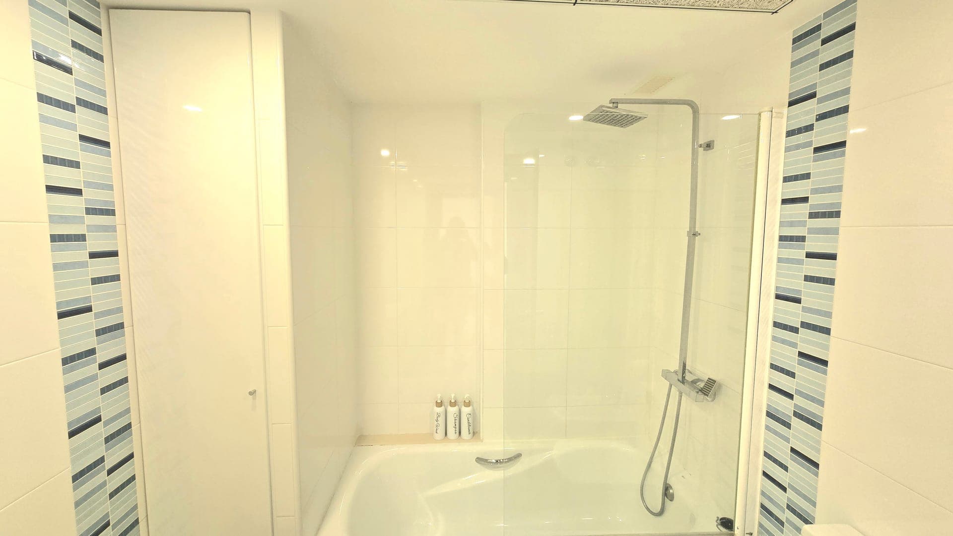 BEACH VALENCIA LUXURY D9-28 Apartment with terrace and sea views with two rooms — baño con bañera